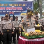 Pemotongan tumpeng yang dilakukan oleh Kapolres Madiun Kota. Foto : Hendro Suhartono/BANGSAONLINE.com