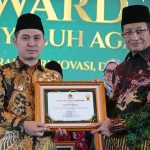 Bupati Mojokerto saat menerima penghargaan.