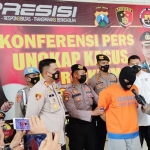 Kapolresta Sidoarjo Kombes Pol Kusumo Wahyu Bintoro saat merilis tersangka.