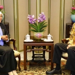 Gubernur Khofifah saat bertemu dengan Senior Minister Singapura, Lee Hsien Loong.