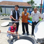 Petugas gabungan saat memeriksa tangki penampungan bahan bakar di salah satu SPBU.