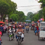 Para PKL berjubel memadati kanan kiri jalan menuju area makam Sunan Giri. Foto: SYUHUD/BANGSAONLINE.