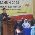 Wali Kota Kediri Abdullah Abu Bakar saat memaparkan capaian 10 program prioritas di acara Musrenbang RKPD 2024 Kecamatan Kota. Foto: Ist.