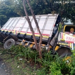 Kondisi truk yang terperosok ke parit sebelum dievakuasi petugas.