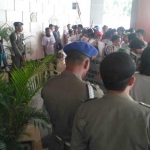 Massa yang terdiri dari aktivis mahasiswa, LSM dan PKL Alun-Alun saat demo di kantor Pemkab Gresik. foto: SYUHUD/ BANGSAONLINE