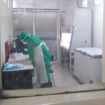 Petugas Laboratorium RSUD Gambiran saat bekerja. (foto: MUJI HARJITA/ BANGSAONLINE)