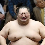 Tokushoryu menangis tersedu setelah mengalahkan sang juara nasional.