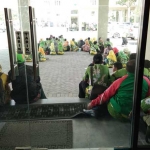 Ratusan guru antre di depan gedung Dinas Pendidikan untuk menerima insentif.