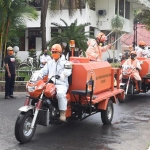 Wali Kota Kediri, Abdullah Abu Bakar (kemeja putih) saat memberangkatkan Tim Operasi Gabungan yang akan melakukan penyemprotan disinfektan.