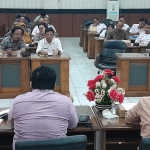Suasana Raker Komisi III DPRD Situbondo dengan PPK Tol Probowangi, OPD terkait, dan beberapa kades terdampak tentang pembebasan TKD. Foto: SYAIFUL BAHRI/ BANGSAONLINE