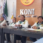 Ketua KONI Kota Batu Sentot Ari Wahyudi (tengah) saat memberikan keterangan pada media.