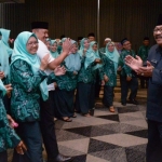 Pakde Karwo saat memberikan semangat kepada para kafilah yang akan berlomba pada MTQ Tingkat Nasional XXVII tahun 2018 yang akan berangkat ke Kota Medan, Sumatera Utara.