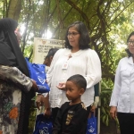 Pj Wali Kota Kediri, Zanariah, ketika berbincang dengan warga. Foto: Ist