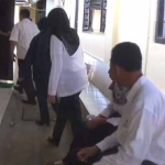 Sembilan perangkat Desa Klanting saat mengantre untuk dimintai keterangan oleh Tim Tipikor Satreskrim Polres Lumajang.