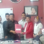 Dokter Sukma saat mendaftar calon bupati Kediri di Kantor DPD PDIP Jatim Surabaya, Sabtu malam (14/9/2019). foto: BANGSAONLINE/ Didi Rosadi