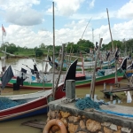 Perahu milik nelayan yang tak melaut sedang bertambat di dermaga.