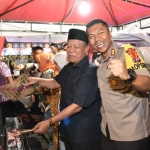 Bupati Fadeli, Wabup Kartika, serta Kapolres Feby kompak melayani warga yang pesan menu sate.