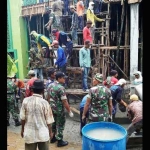 Anggota Koramil Solokuro bantu rehab masjid.