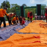 Siswa-siswi MAN 4 Baureno Bojoneoro saat mendapat edukasi kebencanaan dari Badan Penanggulangan Bencana Daerah (BPBD) Kabupaten Bojonegoro, Jawa Timur, dan tim Damkar serta Forum Peduli Bencana Indonesia (FPBI). foto: hadi/ bangsaonline.com