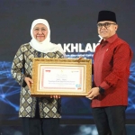 Gubernur Khofifah usai menerima anugerah Top Terpuji KIPP 2022.