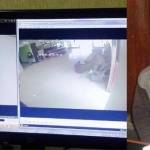 Pelaku terlihat dalam rekaman kamera CCTV saat keluar dari ruangan kabag kesra dan saat keluar di loby pemkab (kiri). Dan foto pelaku saat di Dinsos Situbondo. foto: hadi/ BANGSAONLINE