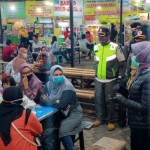 Wali Kota Dewanti Rumpoko dan Kapolres Batu saat menyapa pengunjung Alun-alun dan PKL di sekitar Alun-alun.