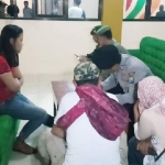 Petugas saat melakukan pendataan pada pasangan yang tidak bisa menunjukkan identitas suami istri.