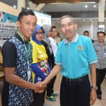 Kepala Dispora Sentot Supriyohadi bersama para atlet. foto: SYUHUD/ BANGSAONLINE