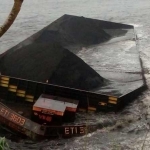 Kondisi tongkang terdampar yang belum dilakukan evakuasi. (foto: ist)