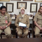 Bupati Kediri dr. Hj. Haryanti Sutrisno didampingi Plt. Kepala Dinas Kesehatan Kabupaten Kediri dr. Bambang Triono Putro (kiri) dan Direktur RSUD SLG dr Eko Hariyadi, saat memberi keterangan kepada wartawan, Senin (16/3).