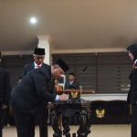  Wali Kota Kediri Vinanda Prameswati saat menyaksikan penandatanganan berita acara pelantikan. (Ist).
