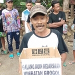 Suryanto bersama pemuda Desa Mijil saat galang uang koin untuk Kejaksaan Negeri Ponorogo. foto: NOVIAN CATUR/ BANGSAONLINE