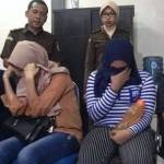 Keempat terdakwa perempuan cantik kurir narkoba saat dilimpahkan ke tahap II Kejari Sidoarjo. ft: NANANG I/ BANGSAONLINE