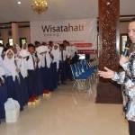 Direktur Wisata Hati Business School yang juga anak dari Bupati Fadeli, Deddi Nordiawan. foto: nurqomar/ BANGSAONLINE