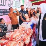 Gubernur Jawa Timur Khofifah Indar Parawansa saat meninjau pasar murah di Pendopo Kabupaten Sumenep, Sabtu (23/8/2025).