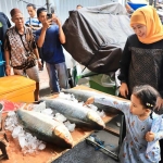 Gubernur Khofifah bersama cucunya, Aila saat berkunjung ke Pasar Bandeng Gresik. (Ist)