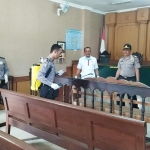 Penyemprotan disinfektan di ruang sidang PN Bangkalan.