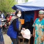 Amelia Anwar memberikan bantuan kepada korban banjir di Desa Cermen, Kecamatan Kedamean. foto: SYUHUD/ BANGSAONLINE