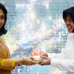 Wali Kota Risma saat memberikan cinderamata kepada Menteri PPPA I Gusti Ayu Bintang Darmawati. foto: ist