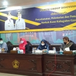 Wabup Bu Min, Waka DPRD Mujid Riduan, Siti Jaiyaroh, dan Kris Adji dalam FGD di Ruang Puteri Cempo Kantor Bupati Gresik, Kamis (27/5/2021). (foto: SYUHUD/ BANGSAONLINE)