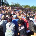 Ribuan warga berebut berkah Bolu Rahayu di Alun-Alun Kabupaten Magetan. foto: ANTON/ BANGSAONLINE