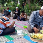 Warga Jalan Waru Kelurahan Rembang, Kecamatan Sananwetan, Kota Blitar saat menggelar syukuran dan makan tumpeng bersama. (foto: ist).