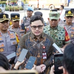 Bupati Kediri Hanindhito Himawan Pramana saat memberi keterangan kepada wartawan. (Ist)