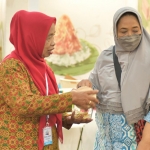 Mulitina Tumini (kiri), pemilik UMKM makanan ringan Keripik Macho Eliza, mengikuti Bazar UMKM Untuk Indonesia 2023 yang diselenggarakan oleh Kementerian BUMN di Gedung Sarinah, Jakarta. Foto: Ist.