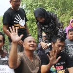 Imam setelah rambutnya plontos serta Angga (baju hitam) saat menjalani pemotongan rambut yang dilakukan oleh istrinya sendiri. Foto: BAMBANG/BANGSAONLINE