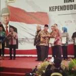 TAMBAH PRESTASI: Bupati Sidoarjo H Saiful Ilah saat menerima penghargaan Pelayanan Kependudukan, di Palembang, Sumatera Selatan, Rabu (30/3/2016) malam. foto istimewa