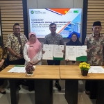 Penandatanganan kerja sama antara Kepala BPJS Kesehatan Bojonegoro dan Direktur RS Muhammadiyah Tuban terkait Program Donasi Kepesertaan JKN bagi warga sekitar, disaksikan langsung oleh Plt Kepala Dinkes Tuban.