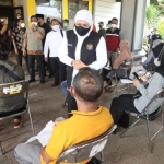 Gubernur Jawa Timur Khofifah Indar Parawansa saat melakukan peninjauan kegiatan vaksinasi yang diselenggarakan di Universitas Negeri Jember (Unej), Sabtu (31/7). foto: bangsaonline.com