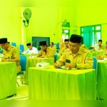 Para calon petugas haji saat mengikuti ujian seleksi di aula kantor Kemenag Tuban.