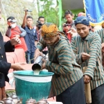 Suasana saat upacara Tetaken di Gunung Limo. (foto: ist)